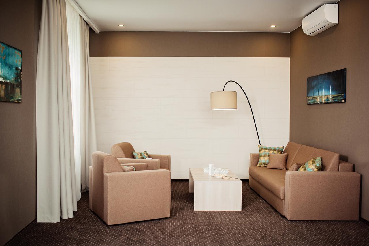Hotel Versailles Lutsʼk Exterior foto