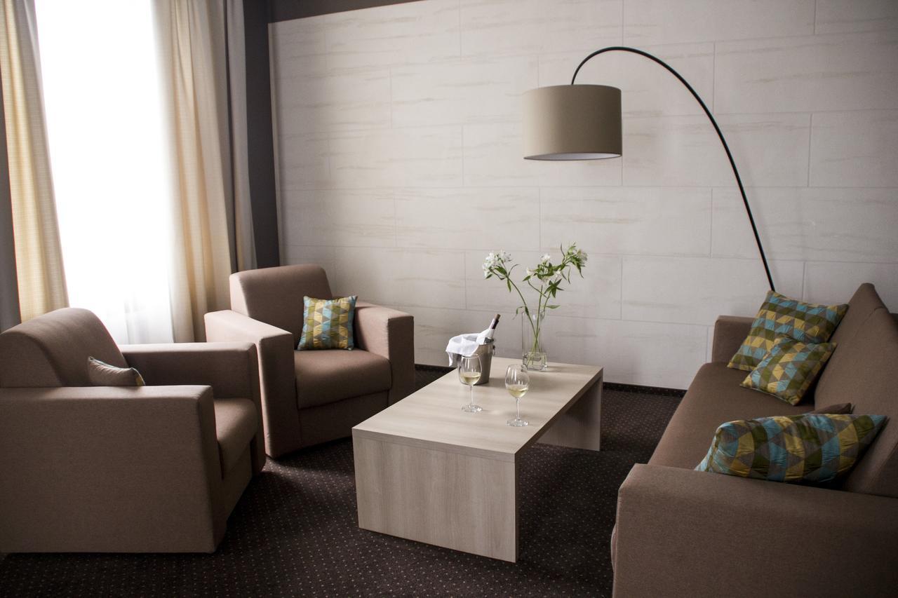 Hotel Versailles Lutsʼk Quarto foto